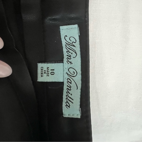 Showpo Mint vanilla faux leather skirt black - Picture 4 of 4